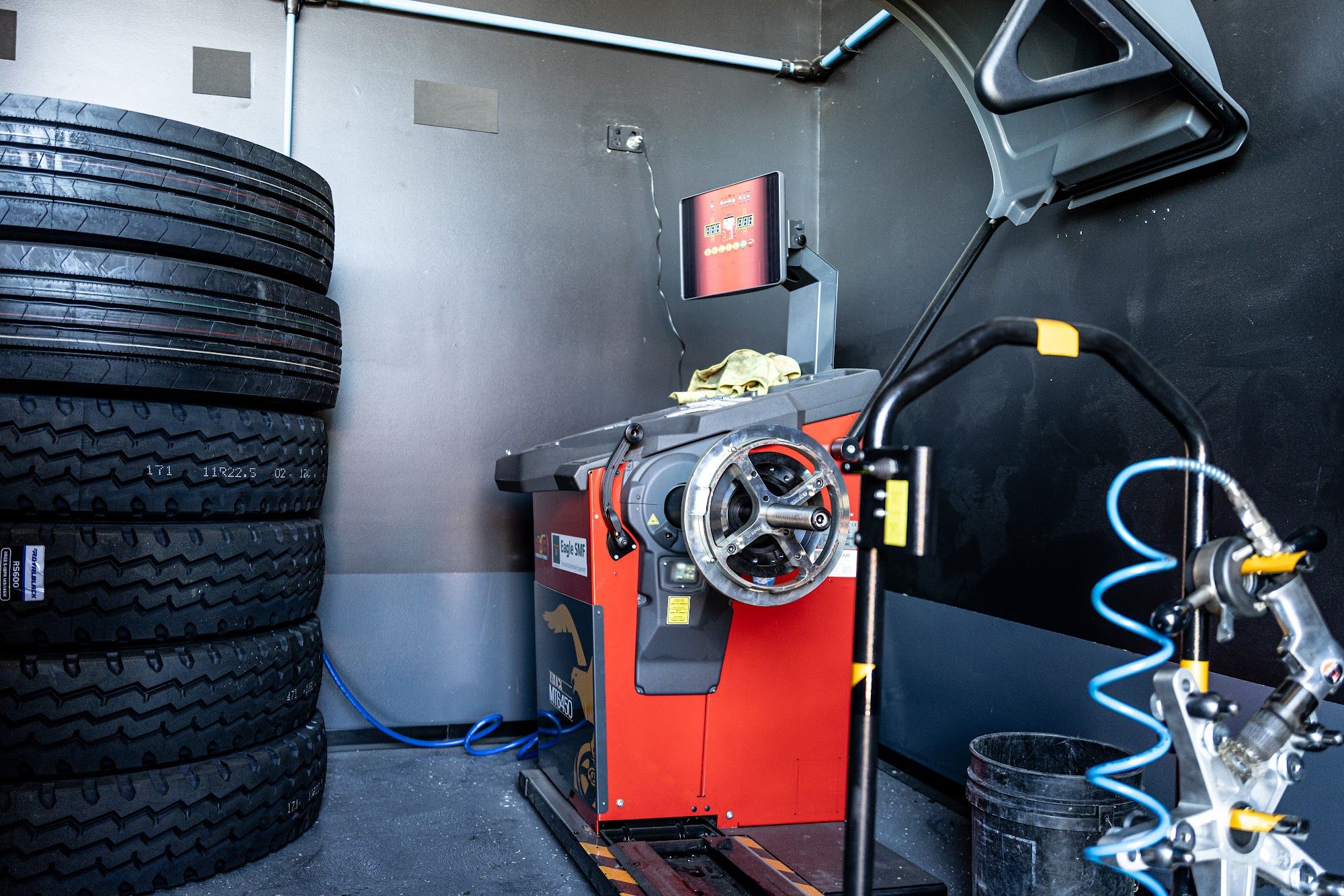 Truck wheel on a tyre balancing machine